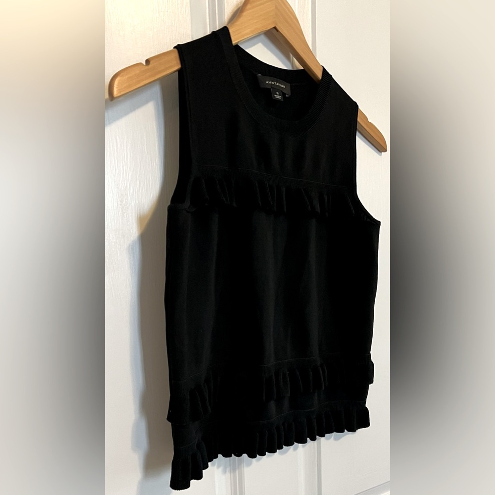 Ann Taylor EUC Knit Crewneck Ruffled Sleeveless Sweater Classic Black Size Small